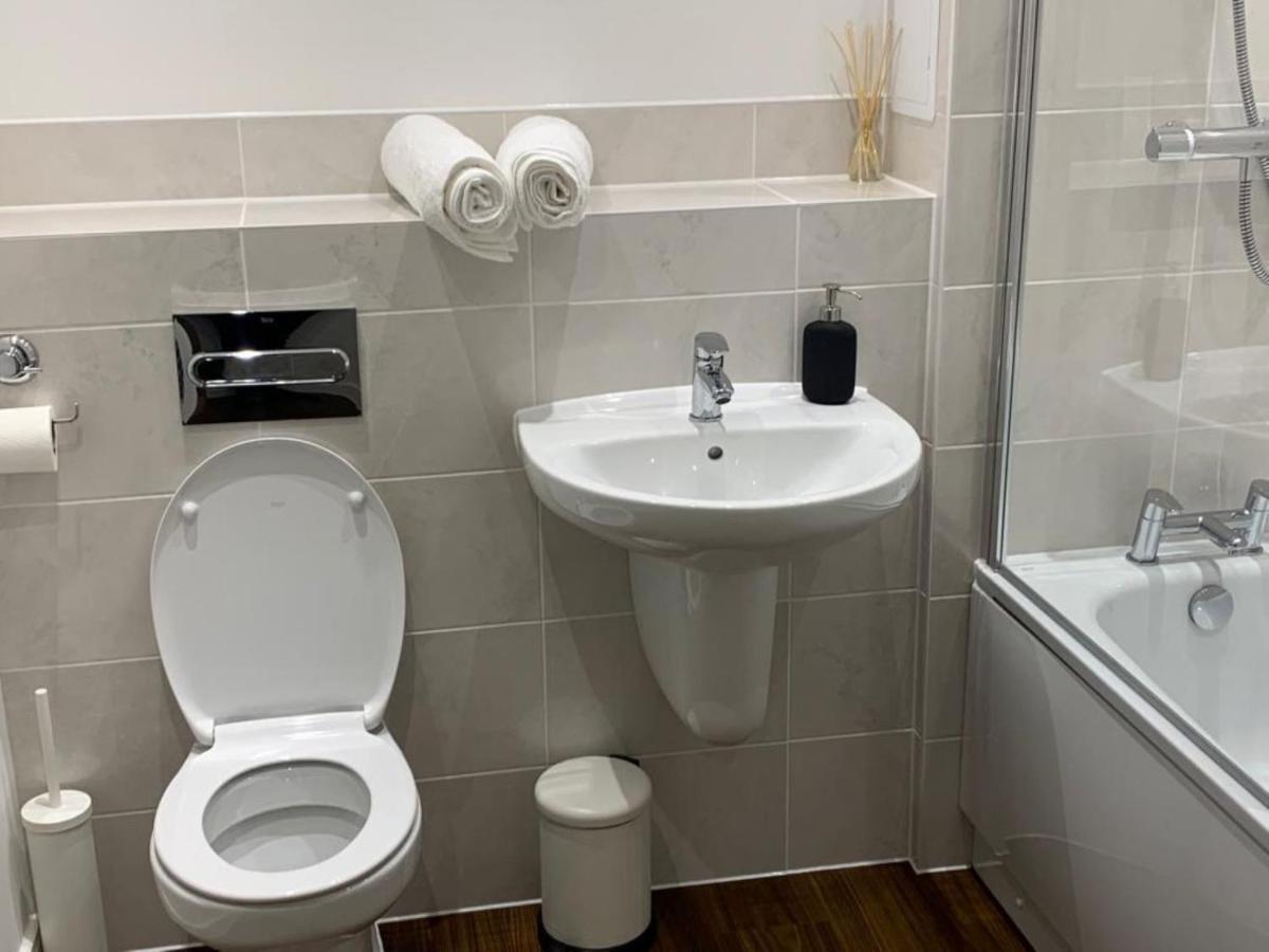 ווסט ת'ורוק Lakeside 2 Bed Luxury Apartment No Parties No Events Early Check-In Late Check- Out Allowed מראה חיצוני תמונה