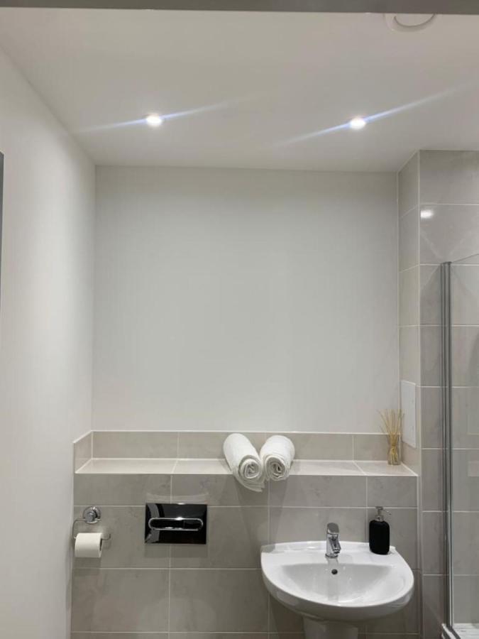 ווסט ת'ורוק Lakeside 2 Bed Luxury Apartment No Parties No Events Early Check-In Late Check- Out Allowed מראה חיצוני תמונה