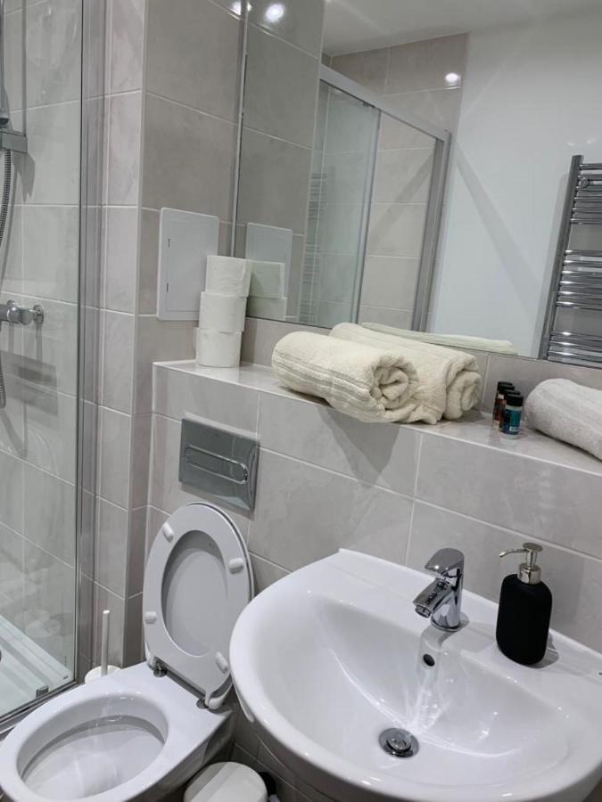 ווסט ת'ורוק Lakeside 2 Bed Luxury Apartment No Parties No Events Early Check-In Late Check- Out Allowed מראה חיצוני תמונה